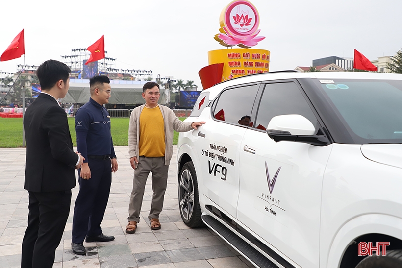 VinFast electric cars attract the attention of Ha Tinh people