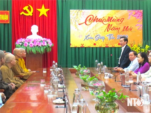 The Provincial Standing Committee received the Executive Committee of the Vietnam Buddhist Sangha in the province to visit and wish them a Happy New Year.