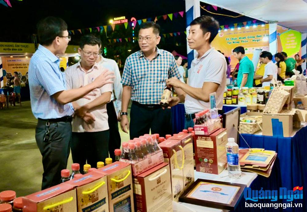 Présentation des produits de sauce de poisson Muoi Quy dans le cadre du programme de vente vietnamien dans le district de Binh Son.