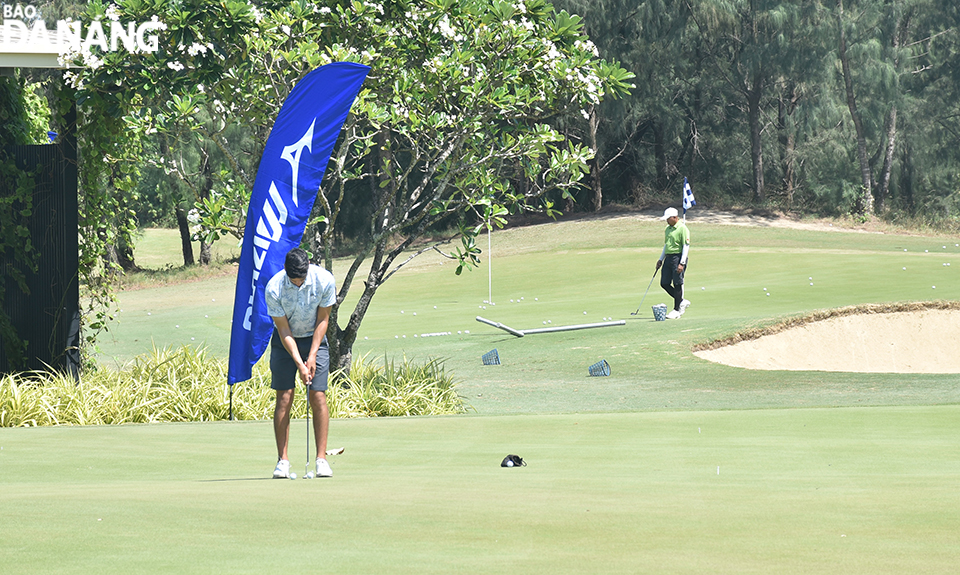 Inmediatamente después de la conferencia de prensa, varios golfistas participaron en el torneo de intercambio de golf profesional - amateur (Pro - Ams). Foto: THU HA