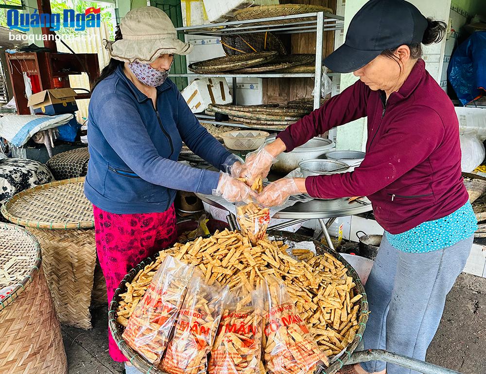 La planta de producción de tortas de sésamo de Co Man, en la aldea de Phu An, comuna de Duc Hiep (Mo Duc), produce productos que no son suficientes para abastecer el mercado.