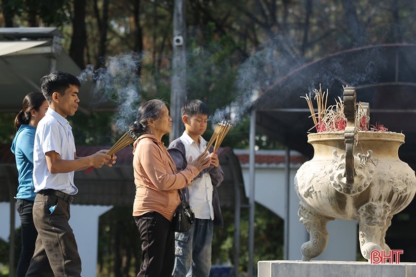 ភ្ញៀវ​ទេសចរ​ជា​ច្រើន​ចូល​រួម​គោរព​វិញ្ញាណក្ខន្ធ និង​អុជ​ធូប​នៅ​ផ្លូវ​ប្រសព្វ Dong Loc T នៅ​ថ្ងៃ​ទី​២ ខែ​កញ្ញា