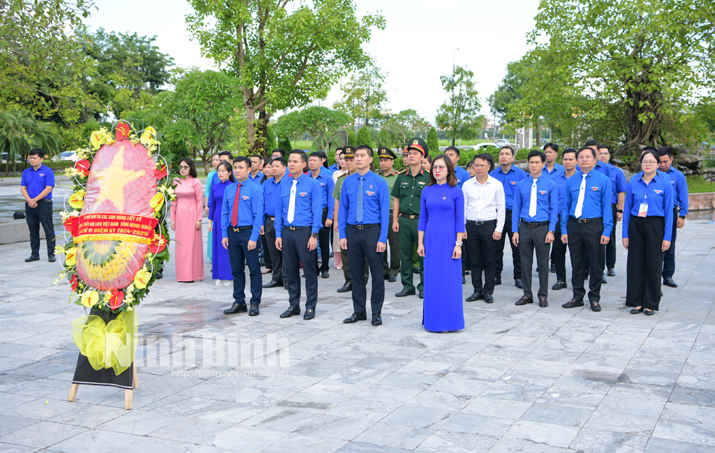 Representantes de la juventud de Ninh Binh ofrecen incienso para conmemorar a los mártires heroicos