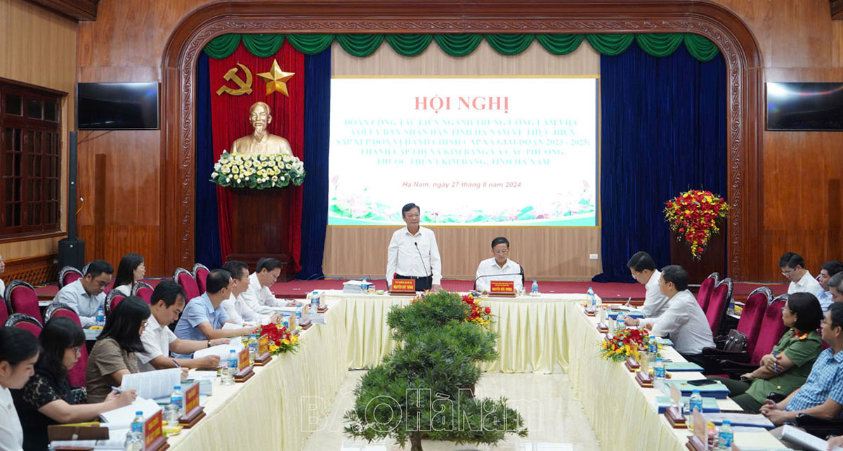 คณะทำงานสหวิชาชีพส่วนกลางทำงานร่วมกับคณะกรรมการประชาชนจังหวัดในการดำเนินการจัดหน่วยบริหารระดับตำบลและการจัดตั้งเมืองกิมบัง