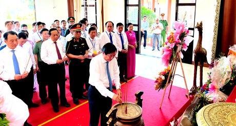 Bí thư Tỉnh ủy- Bùi Văn Nghiêm thành kính dâng hương.