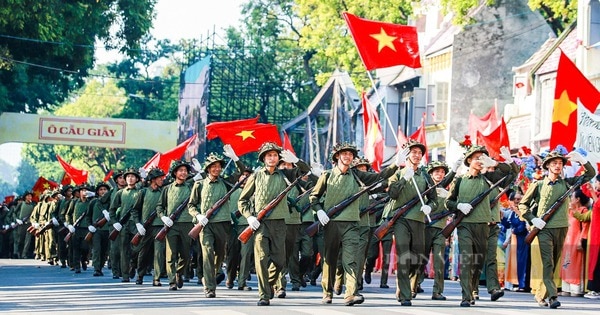 El ejército marchó para liberar la capital y una Hanoi llena de banderas y flores.