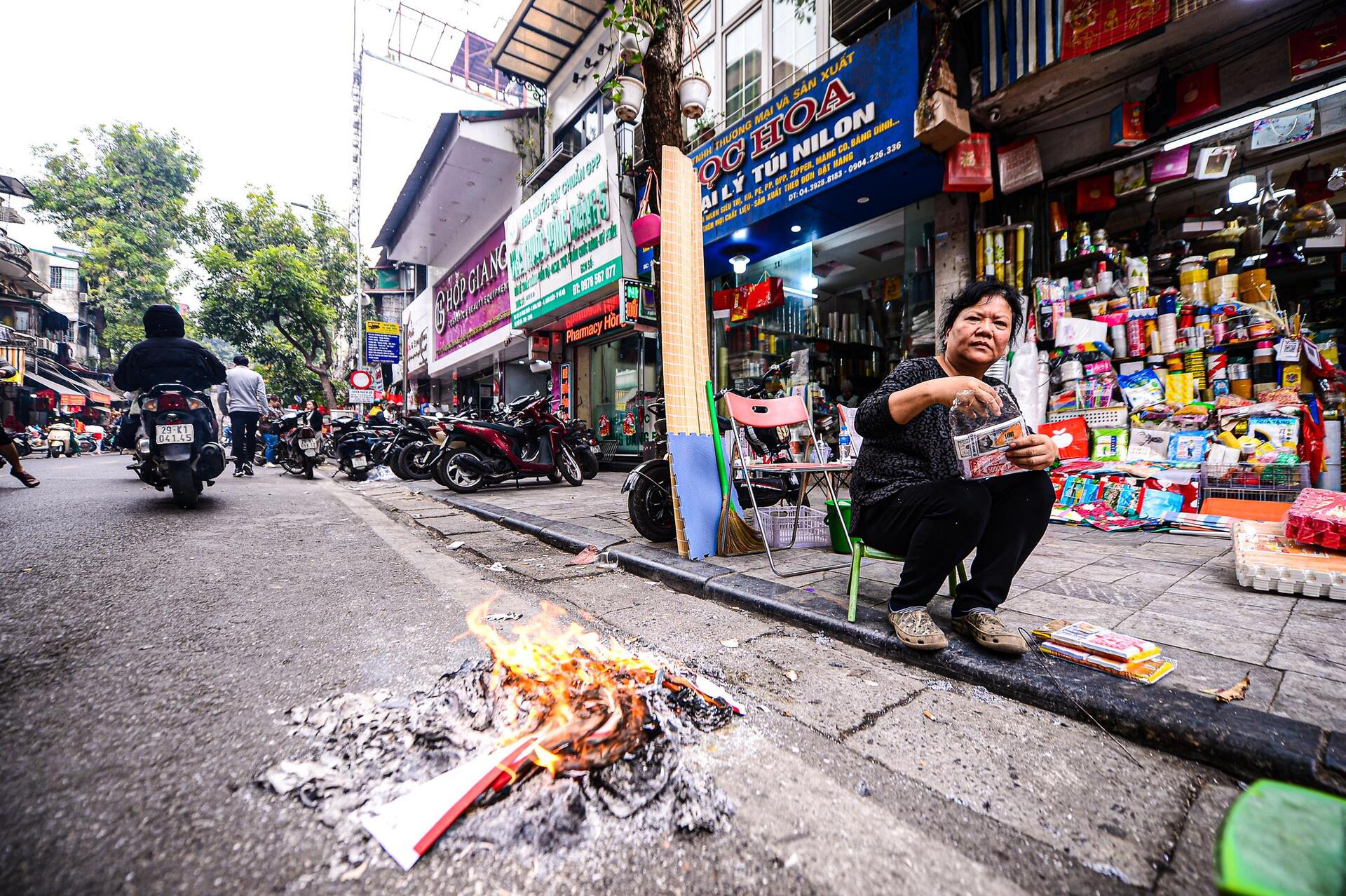 Người Hà Nội đốt vàng mã cúng Táo quân khắp vỉa hè phố cổ - 11