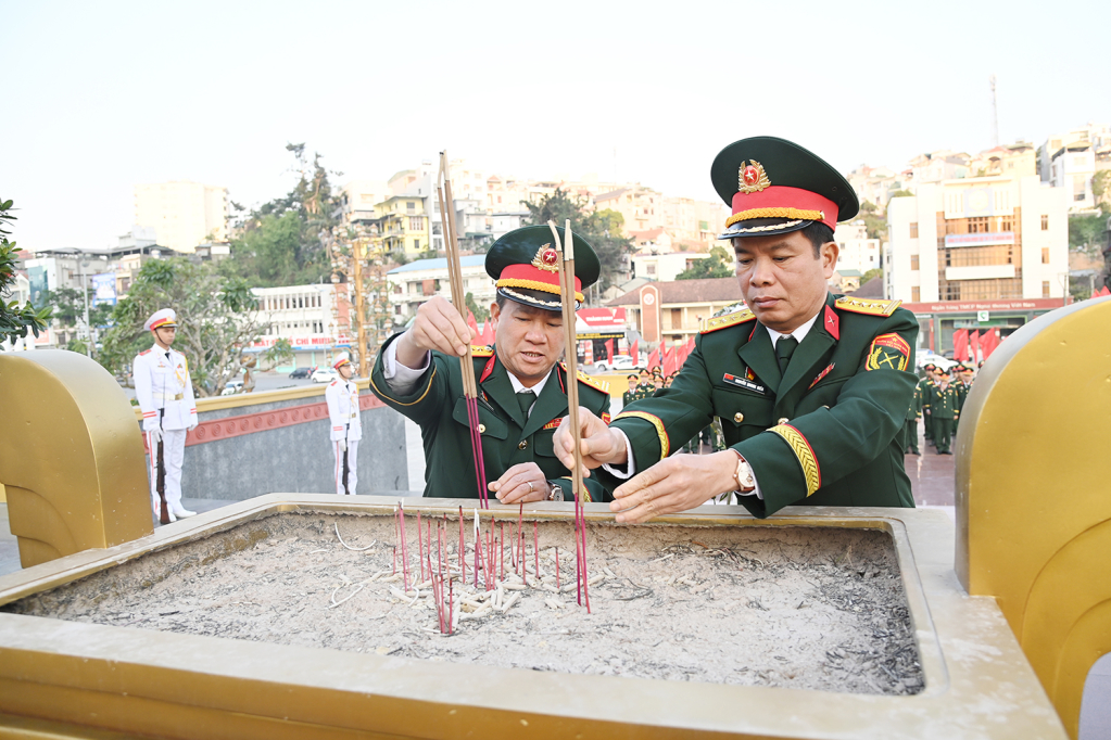 Đại tá Khúc Thành Dư, Ủy viên Ban Thường vụ Tỉnh ủy, Chỉ huy trưởng Bộ CHQS tỉnh; Đại tá Nguyễn Quang Hiến, Phó Bí thư Thường trực Đảng ủy, Chính ủy Bộ CHQS tỉnh dâng hương tại Đài tưởng niệm các Anh hùng liệt sĩ TP Hạ Long.