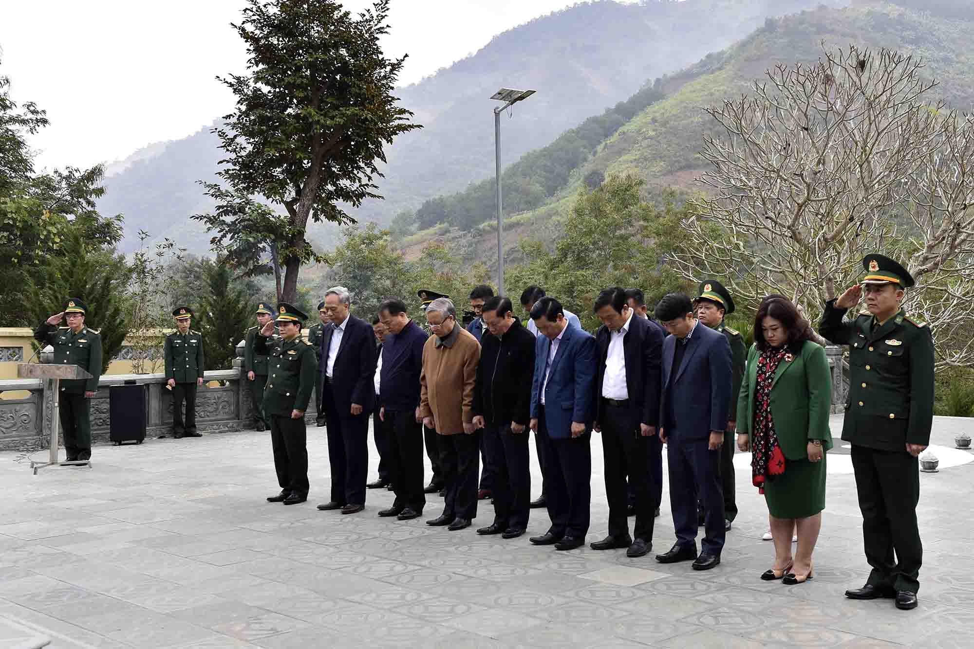 Phút mặc niệm của các đại biểu tại đài tưởng niệm các anh hùng liệt sĩ Ma Ly Pho.