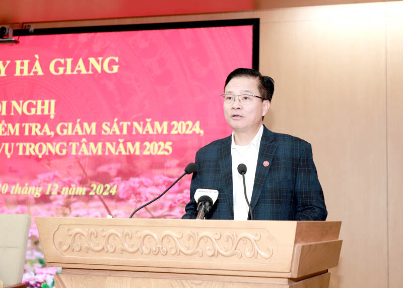 지방당위원회 검사위원회 위원장인 Tran Quang Minh가 회의에서 토론을 주재했습니다.