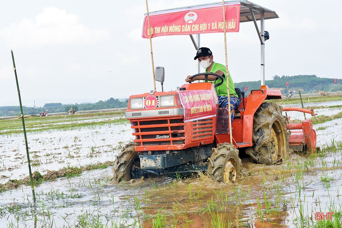 មើលកសិករ Huong Khe ប្រកួតប្រជែងភ្ជួរ