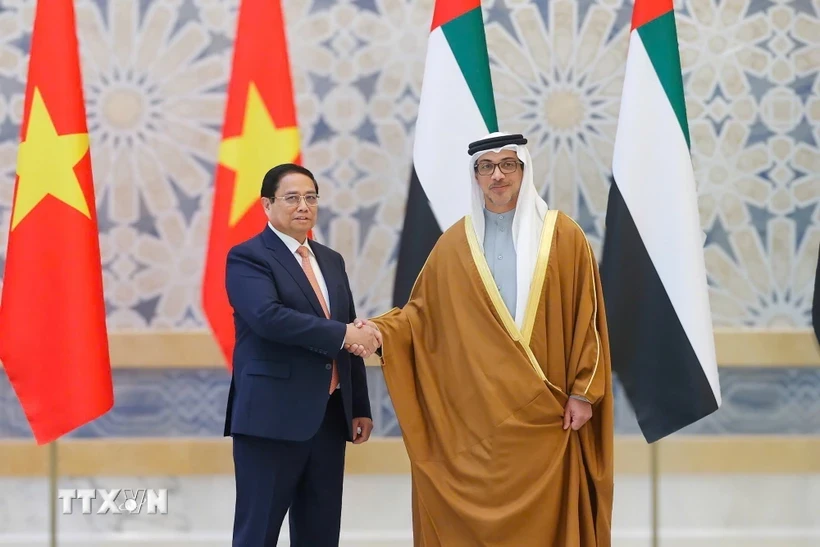 UAE副大統領シェイク・マンスール・ビン・ザーイド・アール・ナヒヤーン氏は、アラブ首長国連邦（UAE）を公式訪問したファム・ミン・チン首相の歓迎式典を主催した。（写真：ドゥオン・ザン/VNA）