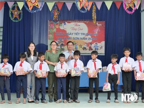 Provincial delegation visited and gave Mid-Autumn gifts to children