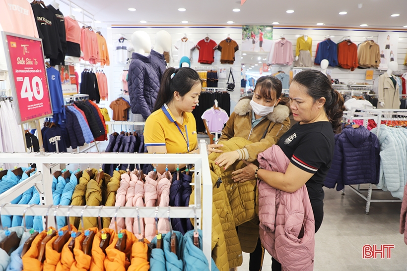 Muchas tiendas de moda en Ha Tinh están desiertas cuando 