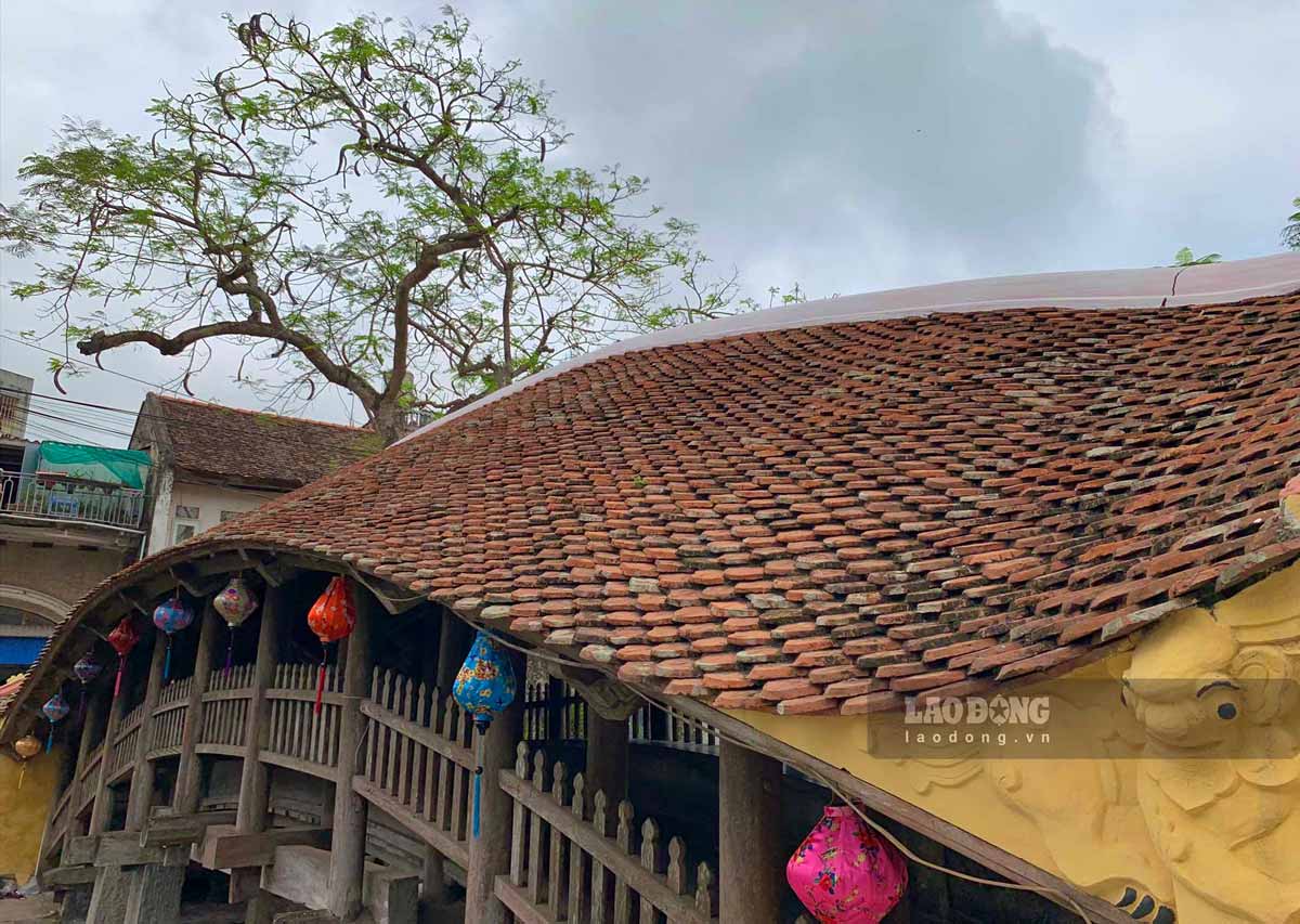 According to the Management Board of the Luong Pagoda Historical Relic Complex, during holidays and Tet, many tourists from all over the country, whenever they have the opportunity to visit Nam Dinh, come to Hai Anh commune to visit, pose next to the Luong market covered bridge, and take the most valuable photos to save the moment. Or during the wedding season, young couples do not hesitate to choose the Luong market covered bridge to take a beautiful wedding photo album as if to further promote the ancient beauty of this bridge.