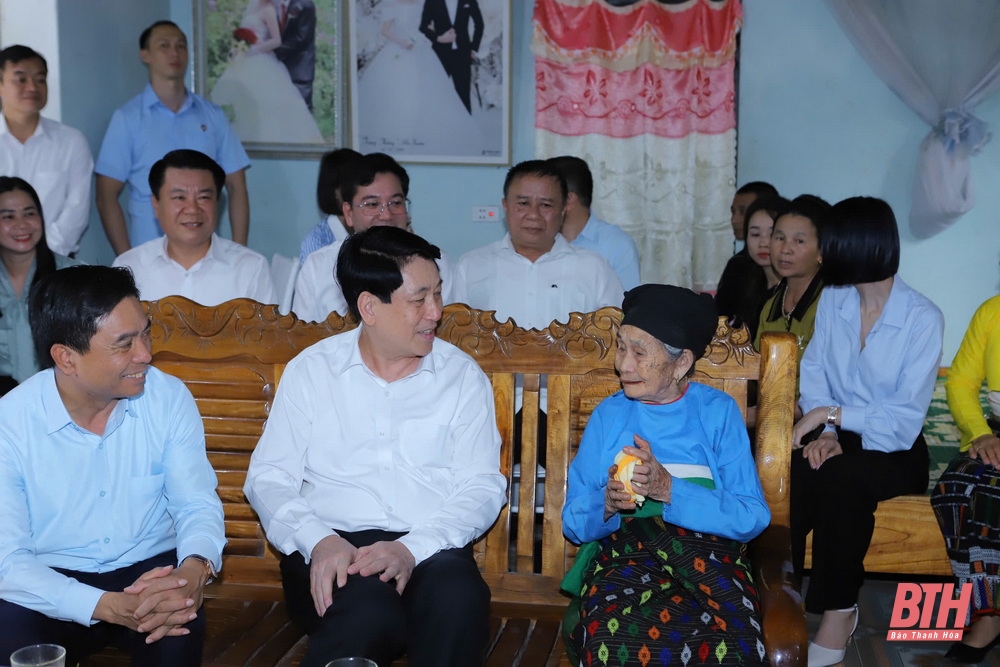 Le président Luong Cuong visite, offre des cadeaux aux familles politiques et encourage les officiers et les soldats du poste frontière de Bat Mot