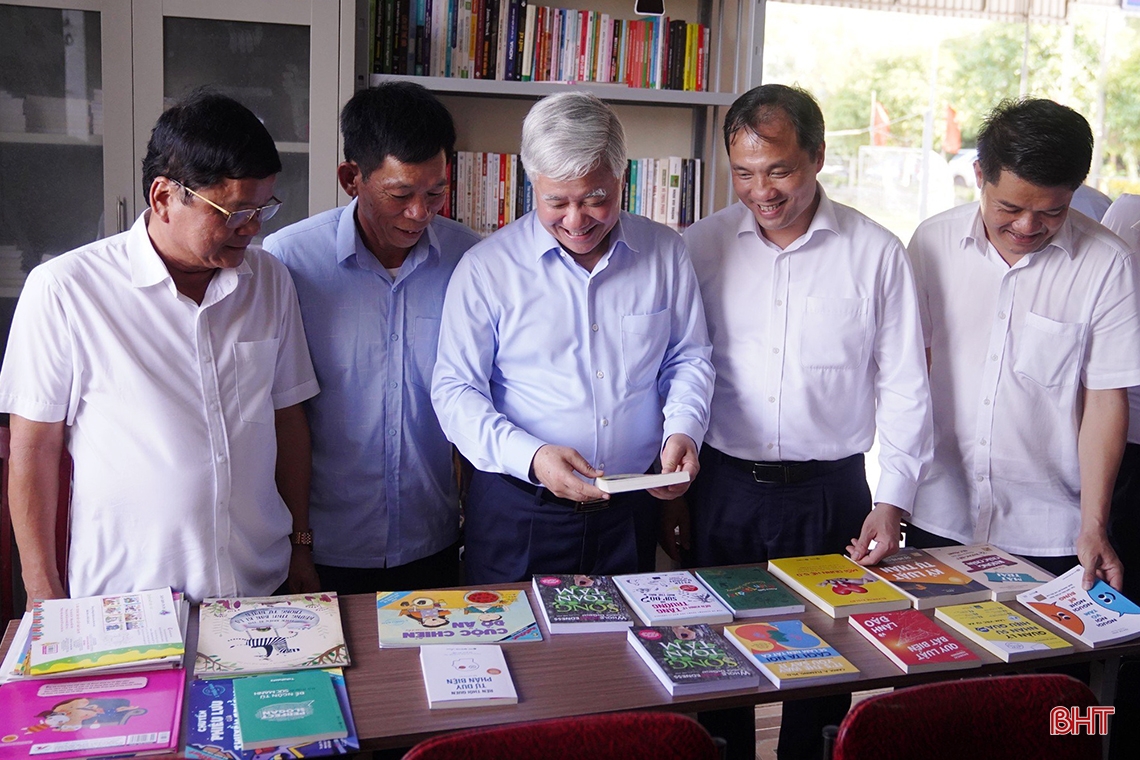 Chairman of the Central Committee of the Vietnam Fatherland Front visited and presented gifts to the elderly in Ha Tinh