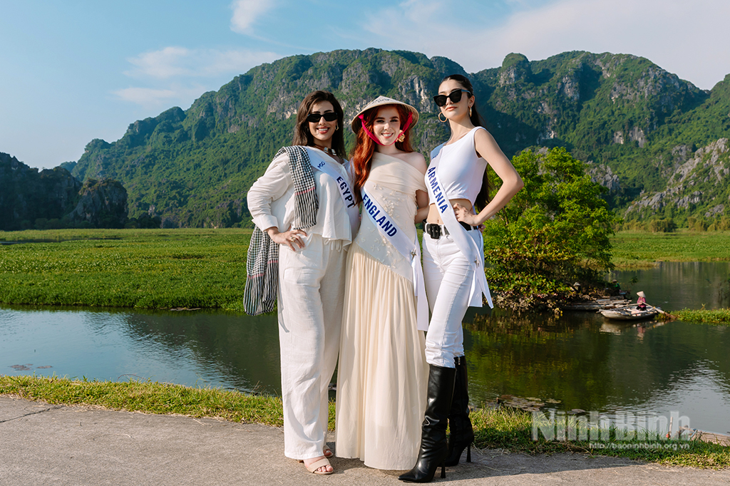 Les candidates de Miss Cosmo visitent Ninh Binh pour promouvoir le tourisme