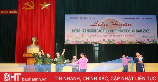 Besonderes Gesangsfestival für ältere Menschen im Bezirk Nghi Xuan