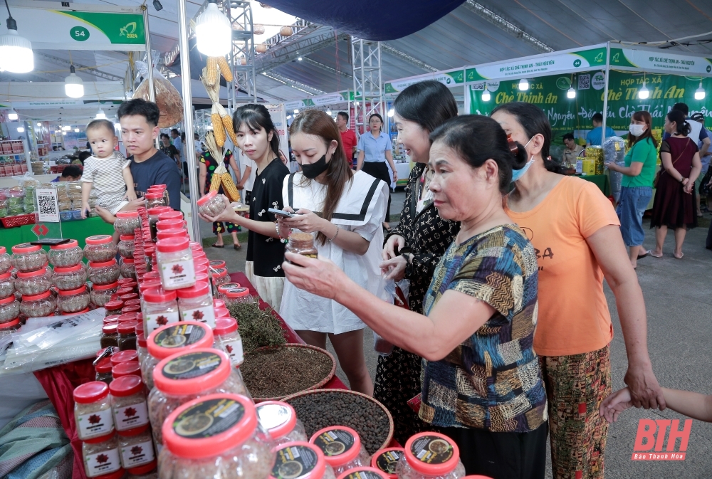 Người dân tấp nập tham quan, mua sắm tại khu trưng bày, giới thiệu sản phẩm nông sản, thực phẩm an toàn