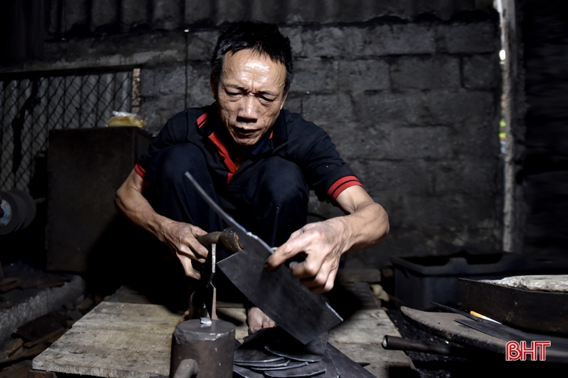 Trung Luong blacksmith village resounds with the sound of hammers