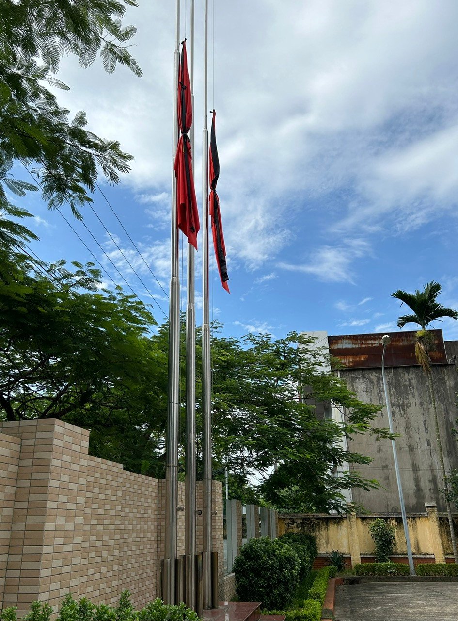 Certaines unités de Hai Duong ont mis leurs drapeaux en berne en mémoire du secrétaire général Nguyen Phu Trong.