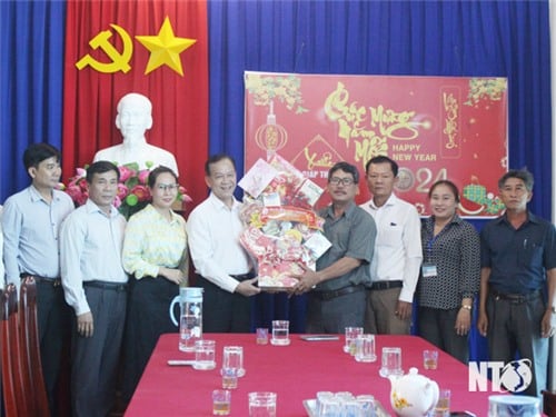 Le camarade Tran Minh Luc, membre du Comité provincial du Parti, vice-président du Conseil populaire provincial, a rendu visite à des organismes, unités et individus remarquables et leur a adressé ses vœux de Nouvel An.