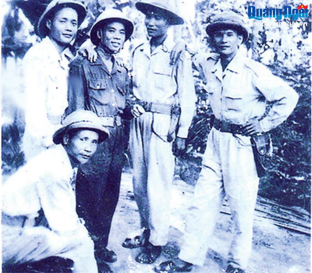 Đồng chí Nguyễn Chánh (thứ 2 từ trái sang, hàng đứng) cùng các đồng chí chỉ huy đầu tiên của Đội Du kích Ba Tơ. 				Ảnh: T.L