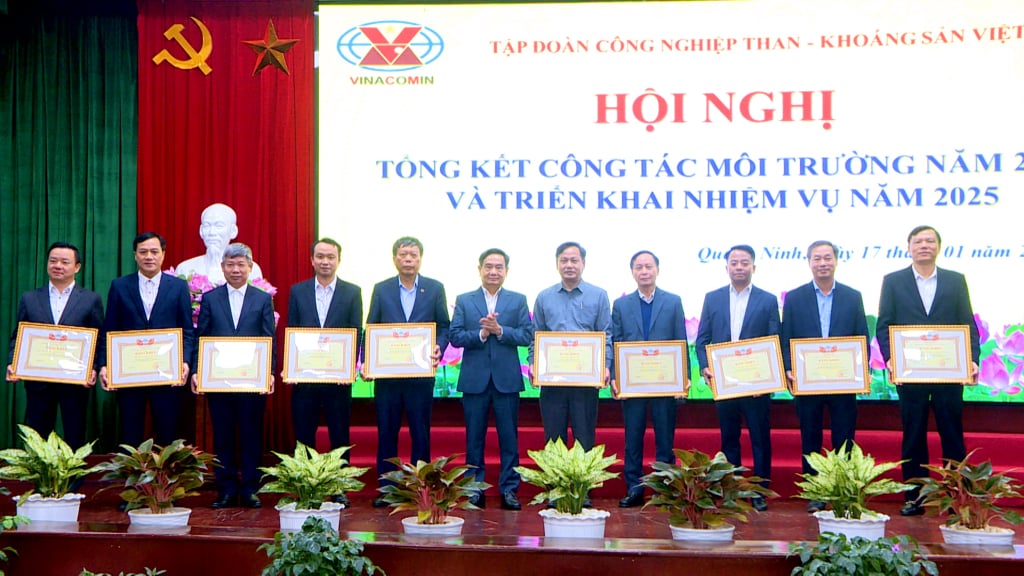 Lãnh đạo Tập đoàn TKV khen thưởng cho các tập thể có thành tích xuất sắc trong công tác bảo vệ môi trường năm 2024. 