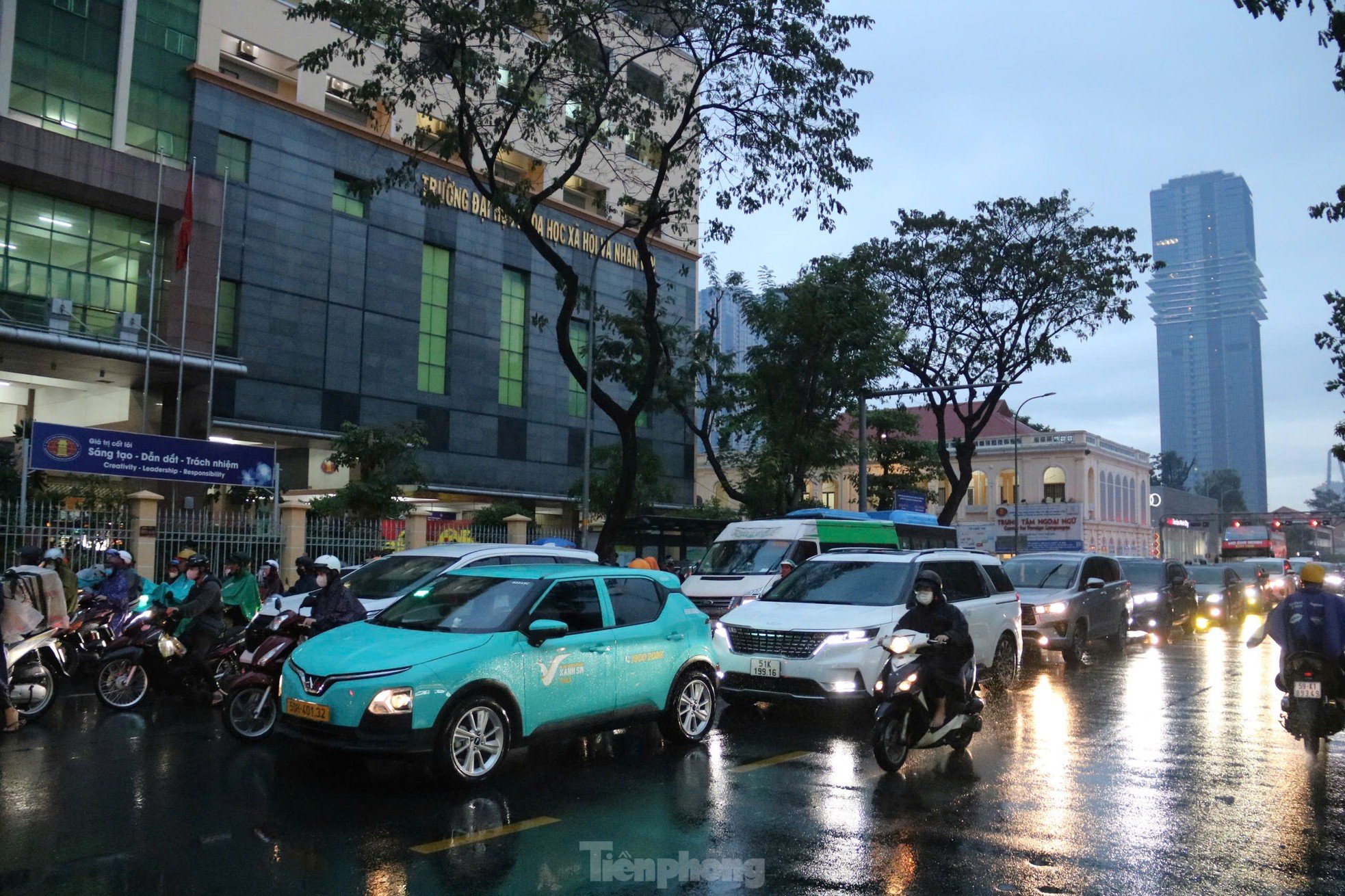 Atascos de tráfico y carreteras inundadas en la ciudad de Ho Chi Minh después de una lluvia inusual combinada con marea alta el día 15 del 12º mes lunar (foto 16)