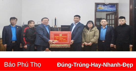 Tặng quà cho đoàn viên, người lao động tại khu nhà trọ công nhân