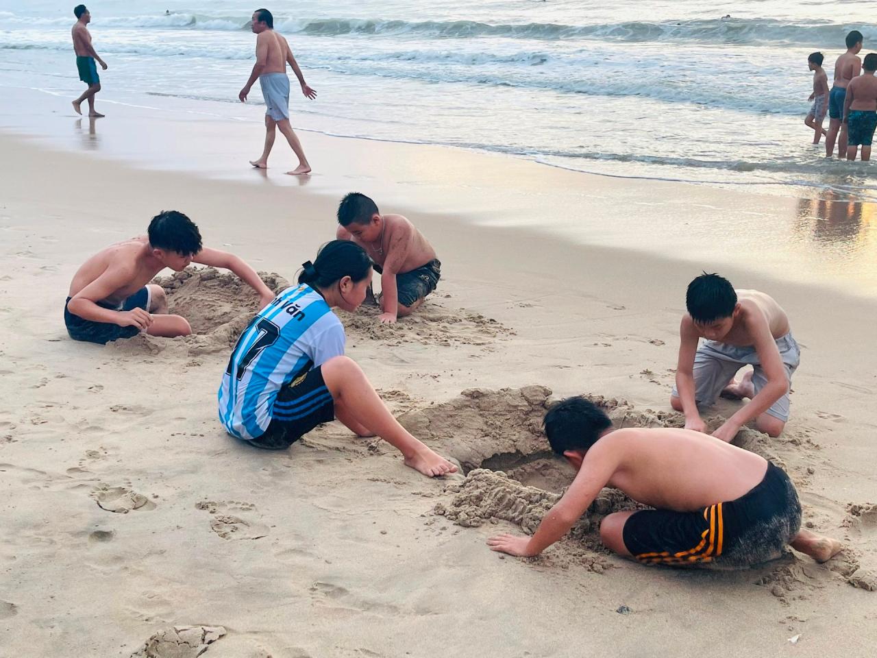 niños jugando a bailar sobre un gato