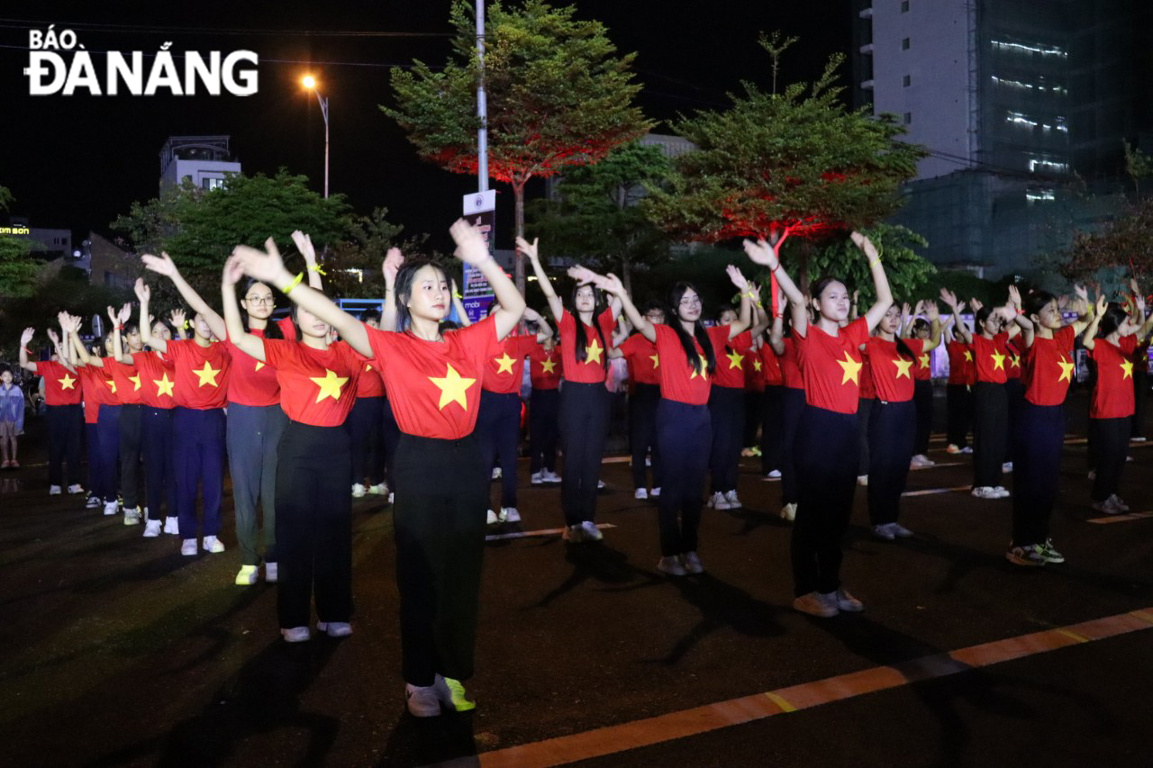 2024 étudiants du district de Hai Chau ont dansé ensemble. Photo : TRAN TRUC