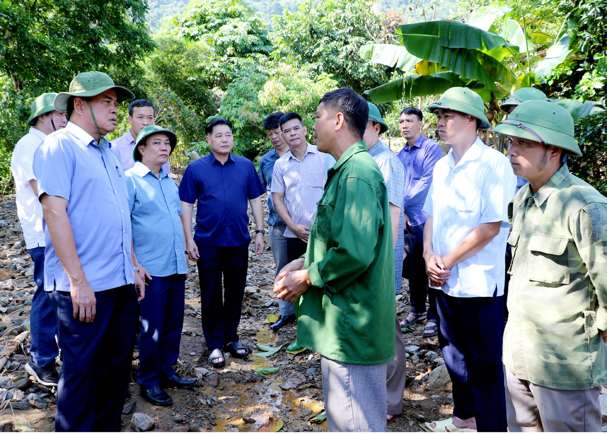 Der stellvertretende Minister für Landwirtschaft und ländliche Entwicklung, Tran Thanh Nam, besuchte und ermutigte die Menschen im Dorf Dong Tam in der Gemeinde Yen Thanh (Quang Binh), die durch Naturkatastrophen Schaden erlitten hatten.
