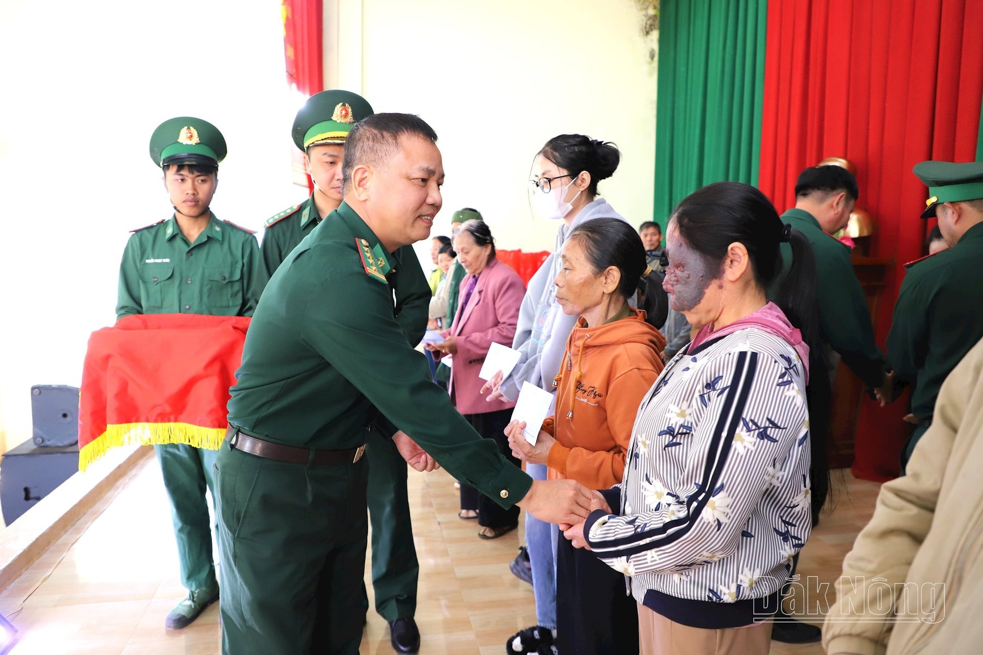 Lãnh đạo Bộ chỉ huy BĐBP tỉnh Đắk Nông trao quà cho các gia đình chính sách, hộ nghèo trên địa bàn xã