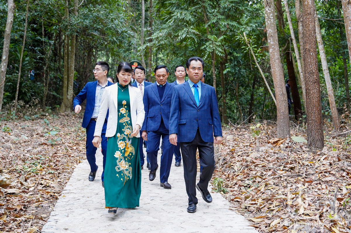 Provincial Party Secretary Trinh Viet Hung and delegates visited Khuon Manh forest.