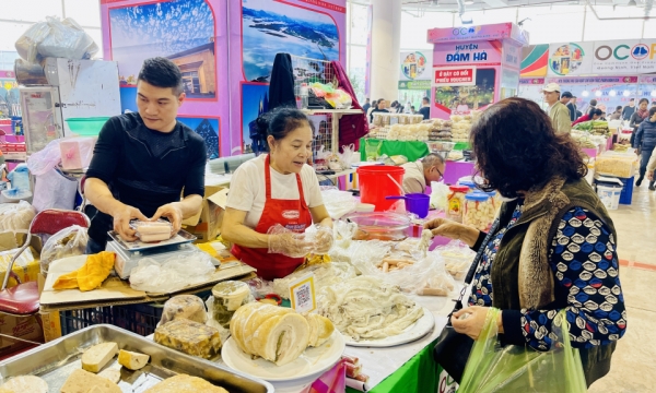 La gente compra con entusiasmo en la Feria OCOP de Quang Ninh - Primavera 2025