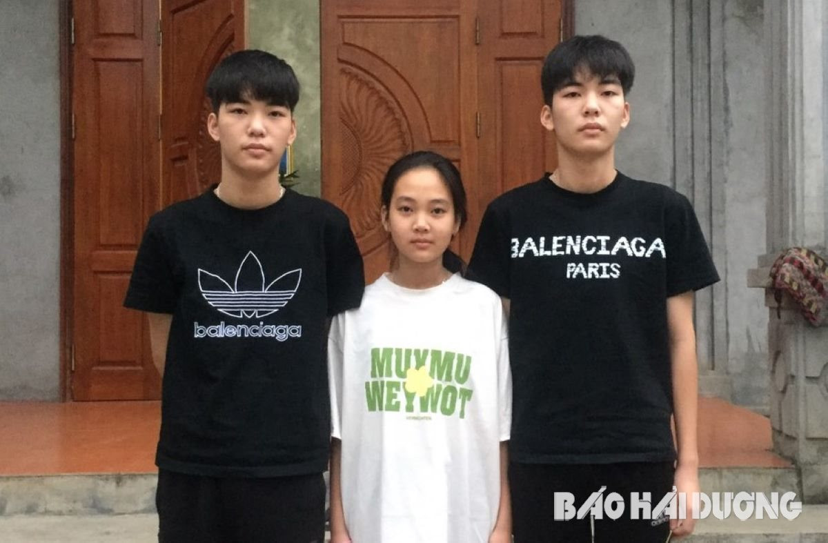 오른쪽이 강하고 왼쪽이 건강한 언니와 함께 기념사진 찍는 모습.jpg