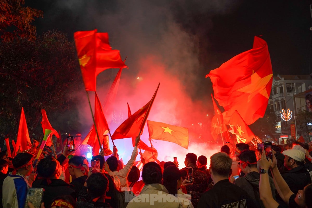 Des foules de personnes se rassemblent autour du stade Viet Tri pour célébrer la victoire du Vietnam sur la Thaïlande, photo 3