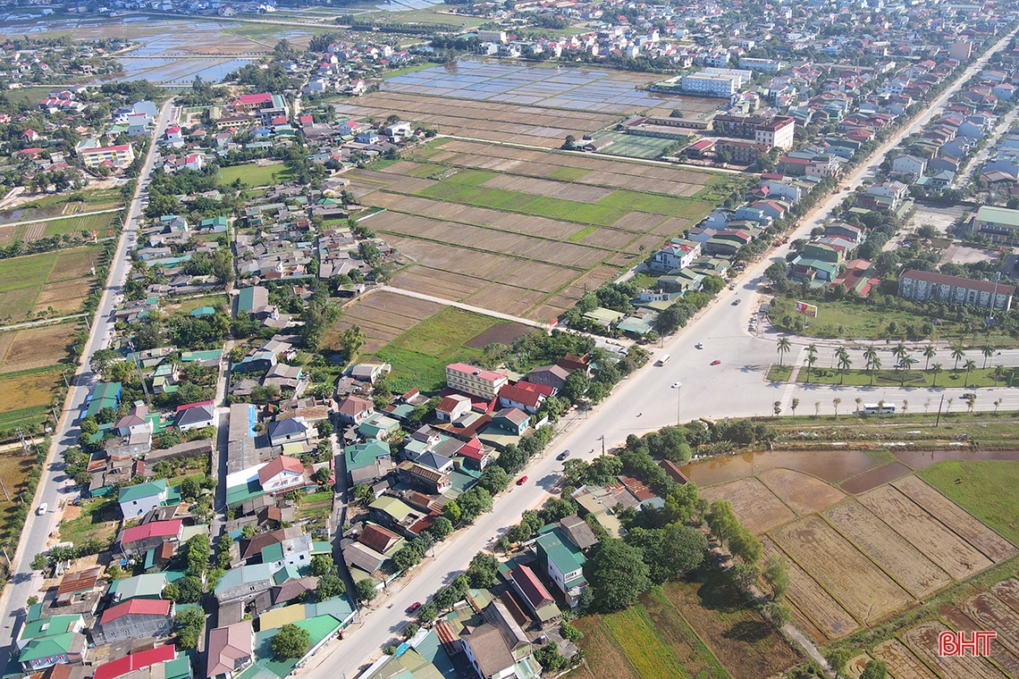 How is the extended Xo Viet Nghe Tinh road project invested?