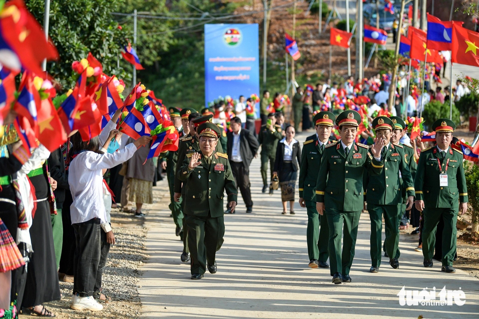 Hai bộ trưởng chủ trì Giao lưu hữu nghị quốc phòng biên giới Việt Nam - Lào lần thứ hai - Ảnh 11.