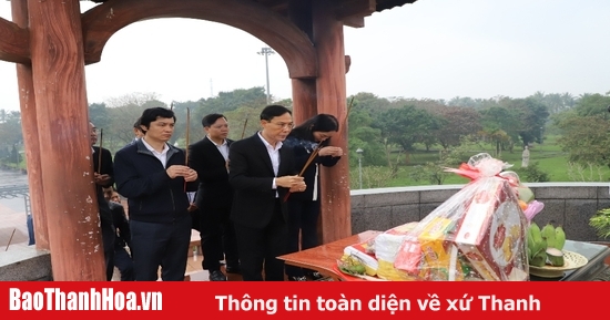 คณะผู้แทนจังหวัด Thanh Hoa ถวายธูปเทียนที่ป้อมปราการ Quang Tri และอนุสาวรีย์ของกองร้อย Mai Quoc Ca ผู้กล้าหาญ