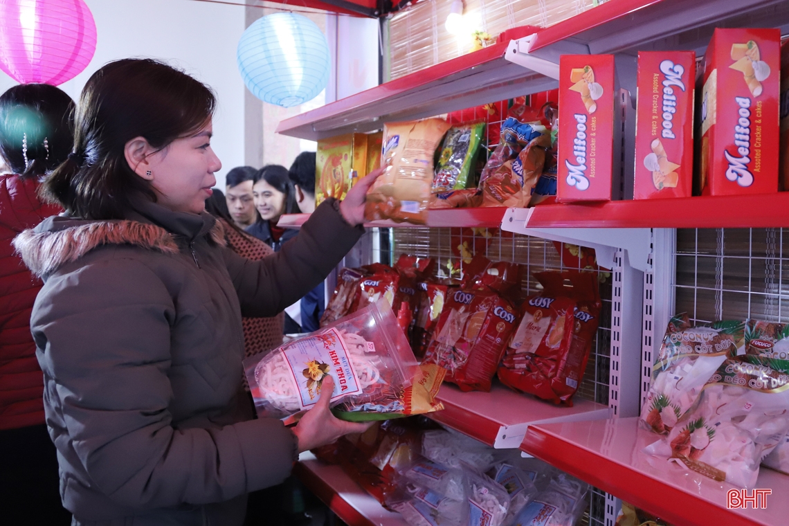 지방 당 서기, 하띤시 근로자들과 함께 