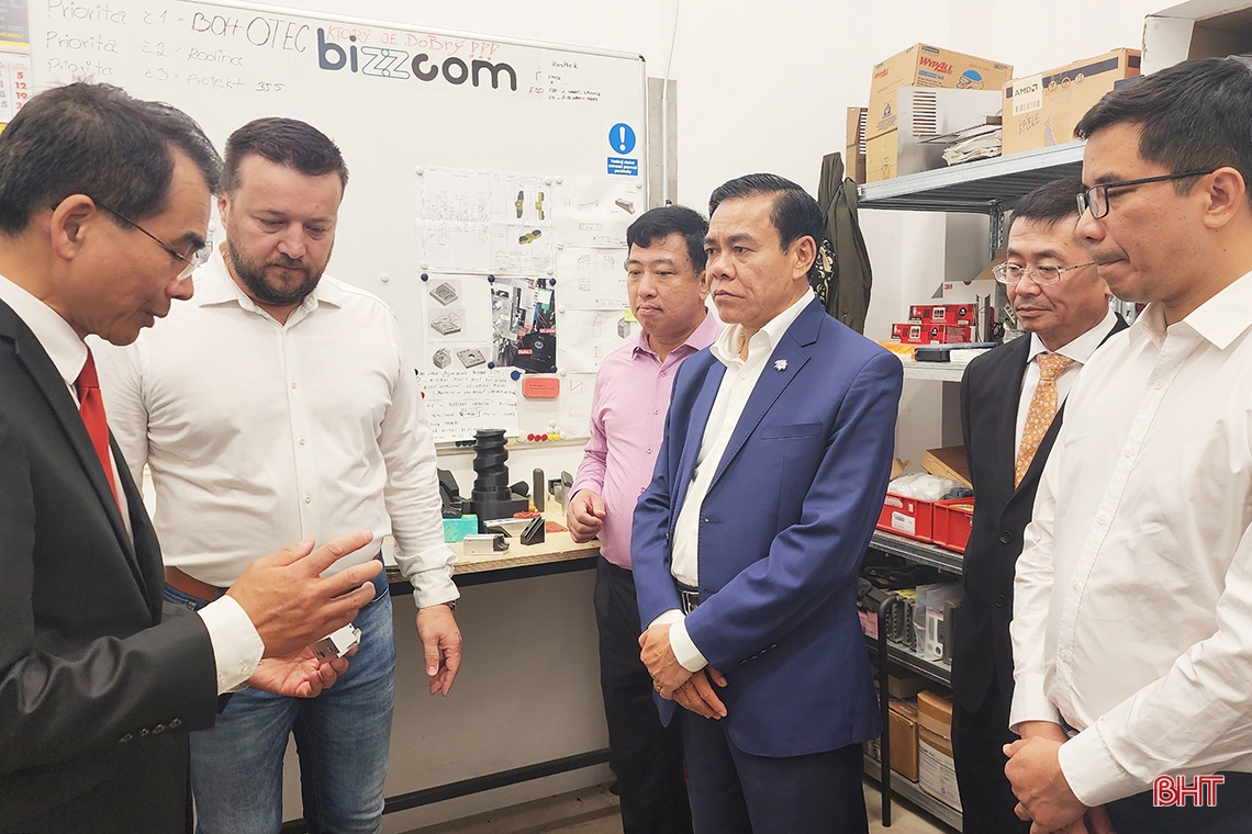 La delegación de Ha Tinh visita el lugar donde se conservan numerosas reliquias del presidente Ho Chi Minh en Eslovaquia