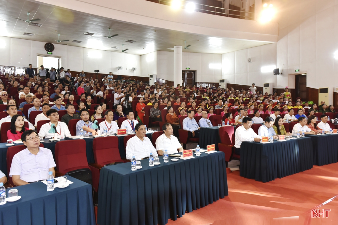 13 groups participate in the 2023 Ha Tinh Province Elderly Singing Festival