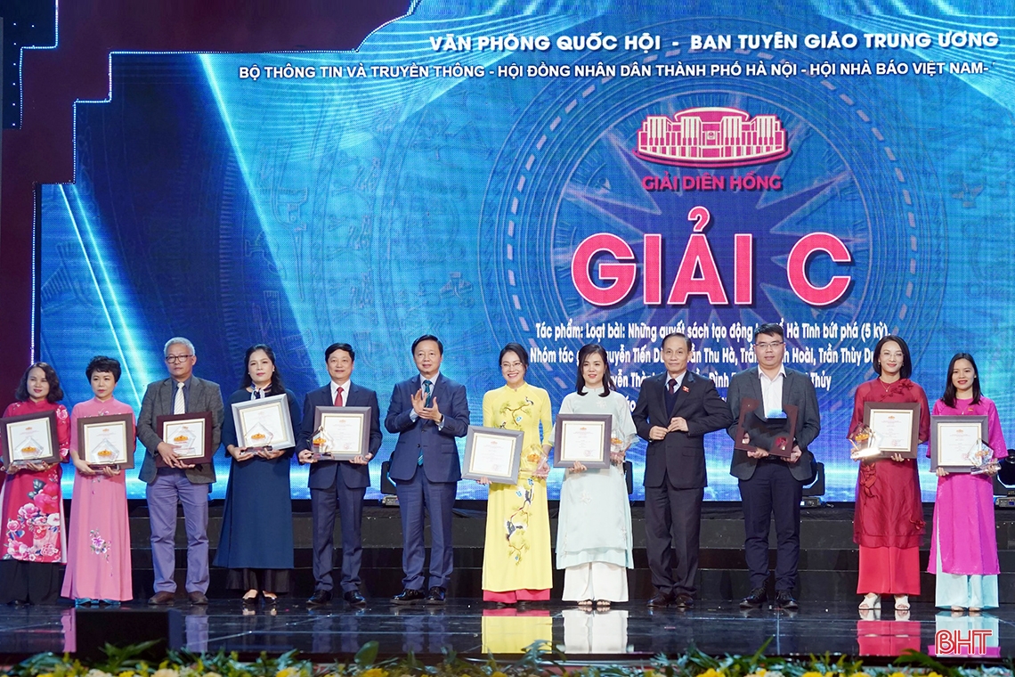 Segundo Premio Dien Hong: el periódico Ha Tinh ganó el premio C, la estación de radio y televisión provincial recibió un certificado de mérito por su excelente trabajo colectivo.