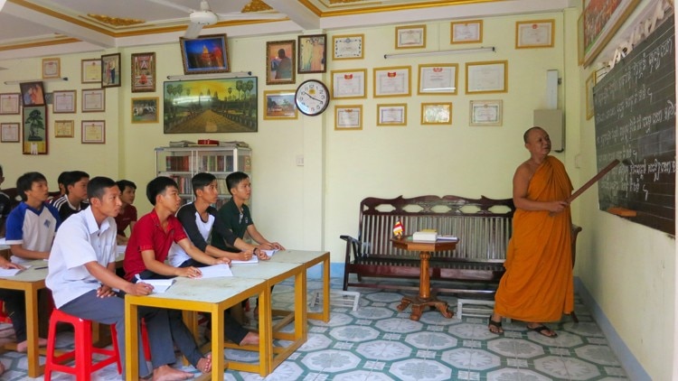 Thượng tọa Lý Hùng, trụ trì chùa Pitu Khôsa Răngsey (Cần Thơ) trong một buổi giảng dạy cho các em sinh viên đang lưu trú tại chùa. (Ảnh: VOV)