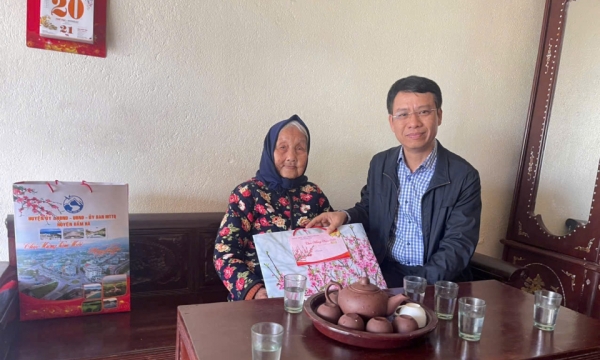 Head of the Provincial Party Committee's Propaganda Department presents Tet gifts at Dam Ha