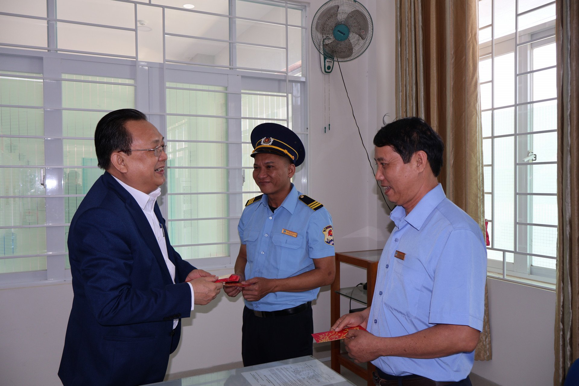 M. Le Huu Hoang a rendu visite au personnel de la gare routière de Khanh Ho et de la société par actions des services de transport et lui a adressé ses meilleurs vœux.