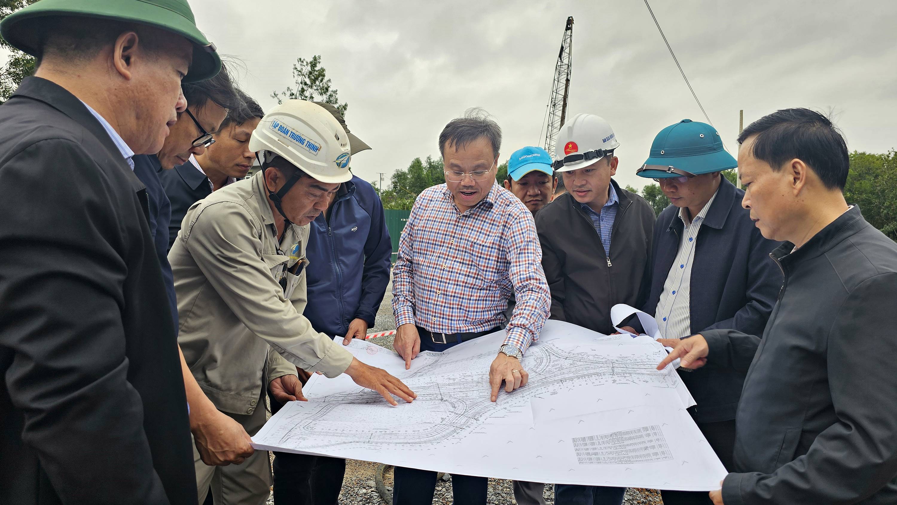 ヴィンリン省カムロー郡におけるヴァンニン-カムロー高速道路プロジェクトの土地整地の進捗状況を確認